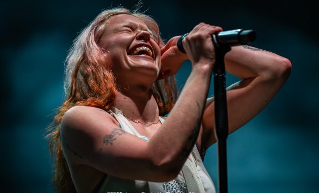 Photo Gallery: Wet Leg live in Chicago at Salt Shed 2025