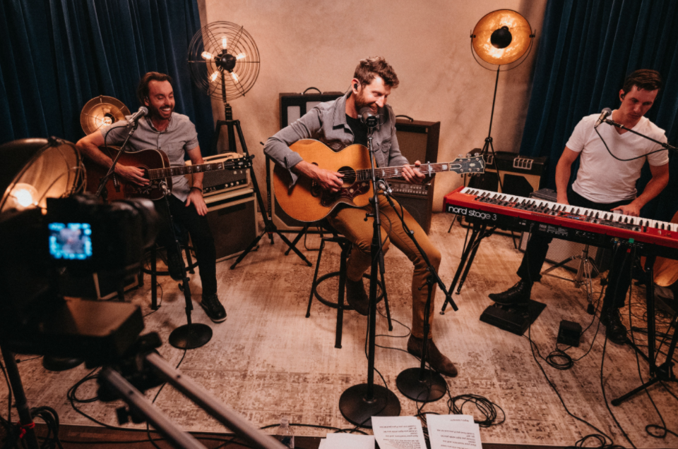 Covid Concerts: Chase & The Chicago Theatre Partner with Brett Eldredge For First Ever Virtual Concert