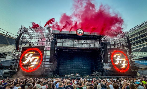 From Desert Rock to Stadium Thunder Queens Of The Stone Age And Foo Fighters Command Chicago’s Lakefront At Soldier Field