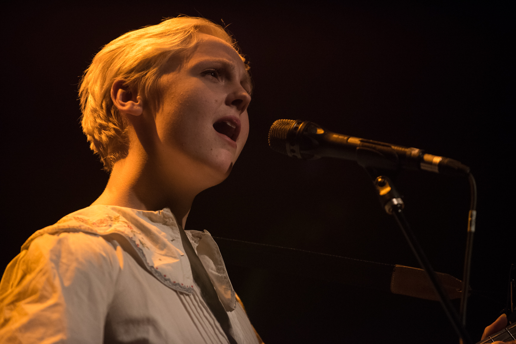 Photo Gallery : Laura Marling Plays Sold Out Show at Lincoln Hall