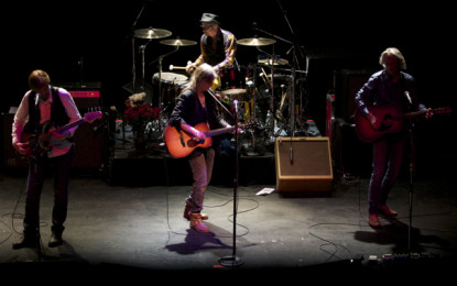 Photo Gallery : Patti Smith Live at the Vic Theatre